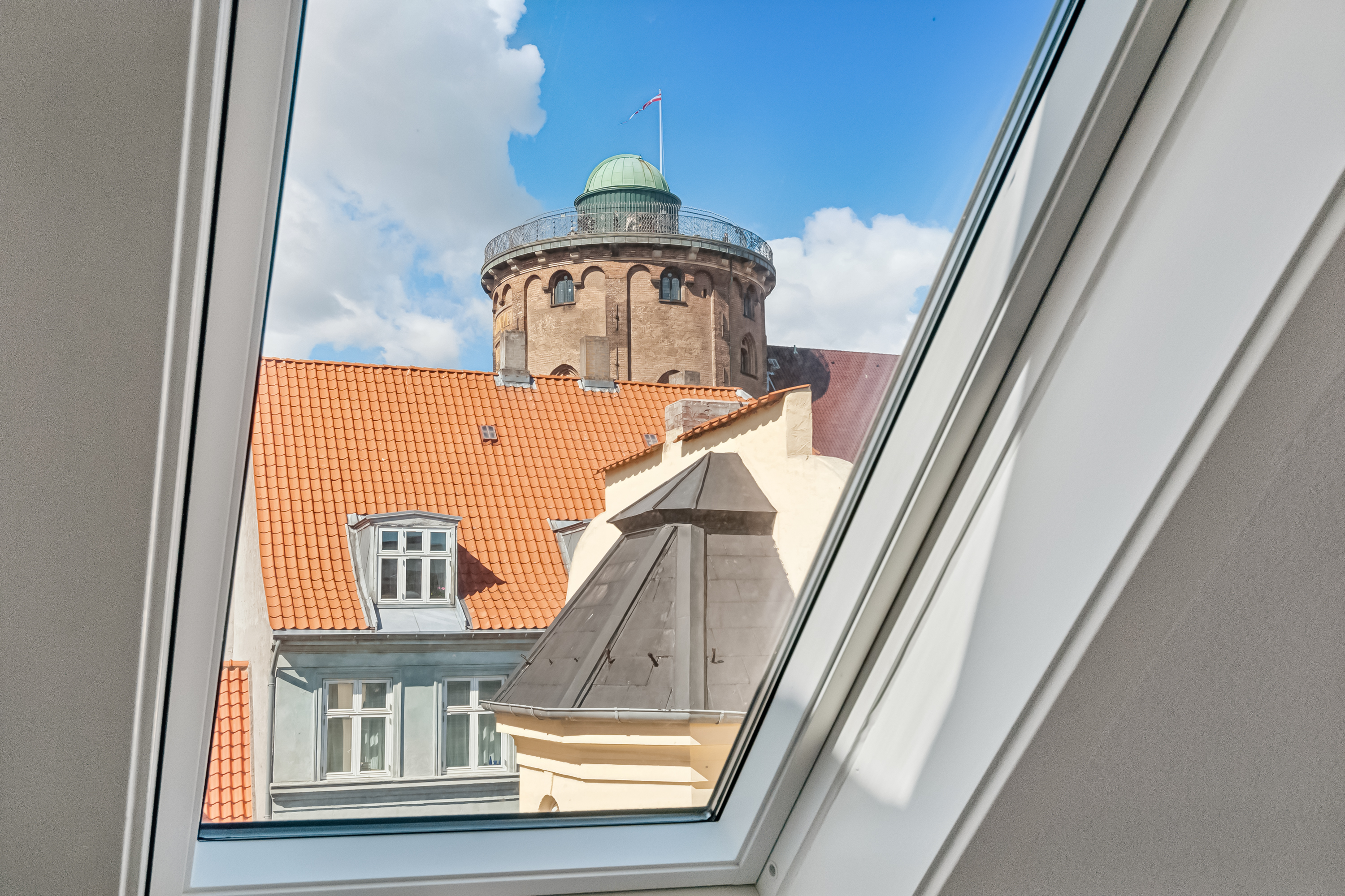 Stor 2-værelses lejlighed helt centralt i København K billede 3